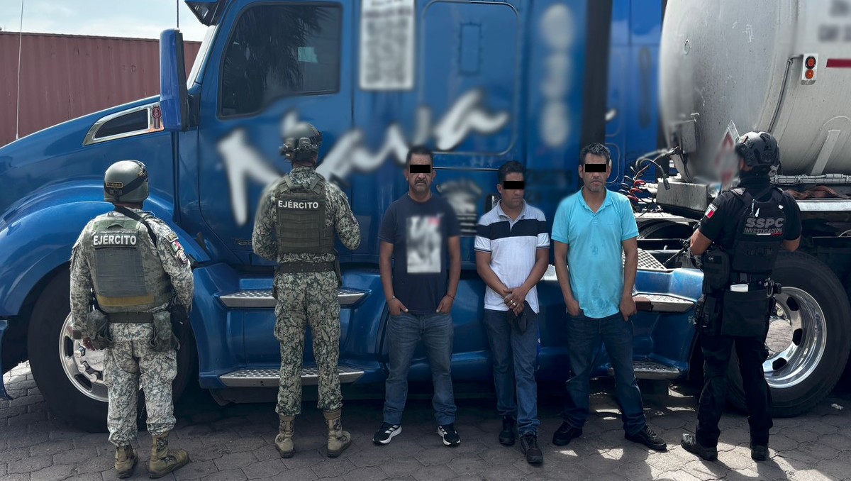 Tres personas fueron puestas a disposición de la FGR tras el aseguramiento de combustible y unidades de carga.| Foto: Especial