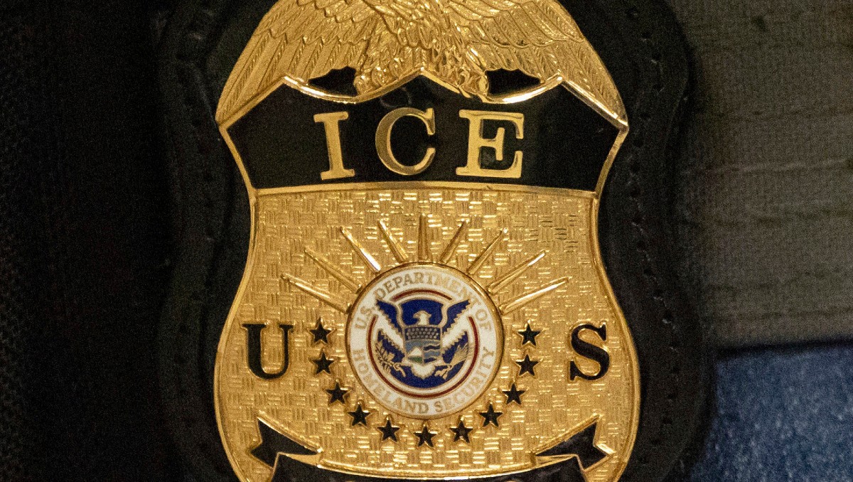 La placa un agente federal del Servicio de Inmigración y Control de Aduanas de EEUU (ICE) en Nueva York, el 10 de junio de 2025. | AP