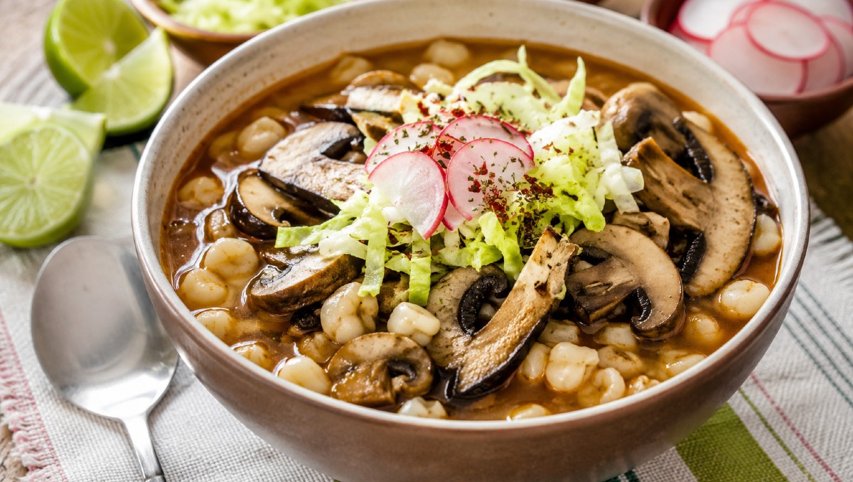 Receta pozole vegetariano con hongos portabello y champiñones (IA)