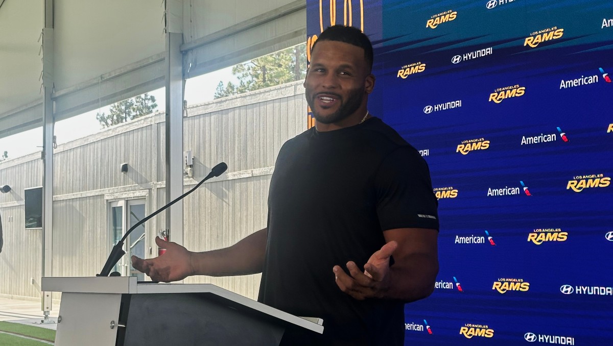 El regreso de Aaron Donald a los Rams genera expectativas altas sobre la franquicia (AP)