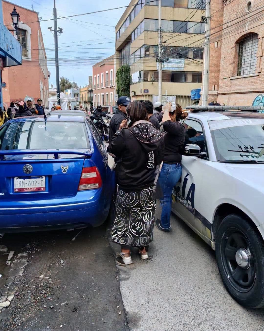 Riña entre mujeres causa movilización policial en el Centro de Pachuca. (Cortesía)