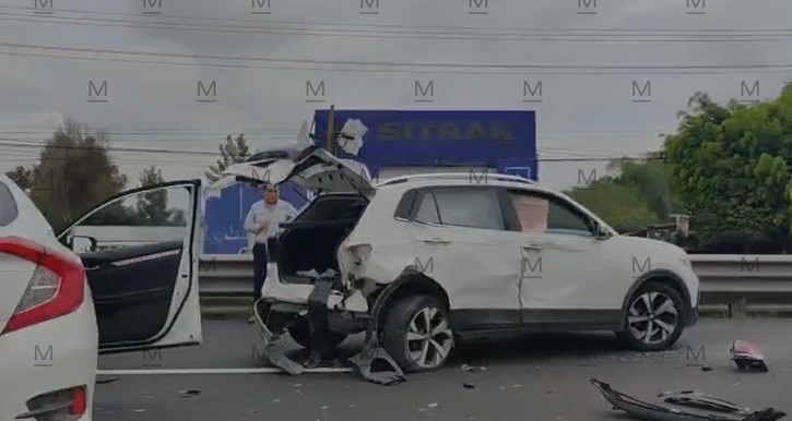La unidad más afectada fue la camioneta, que quedó detenida sobre los carriles de circulación. | Sofía Negrete