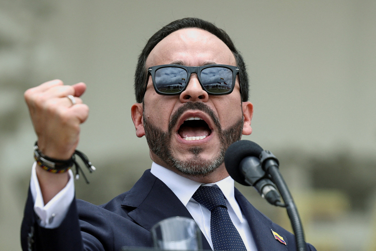 Abelardo De La Espriella pronuncia un discurso durante una ceremonia de nombramiento de la nueva cúpula militar. | Reuters