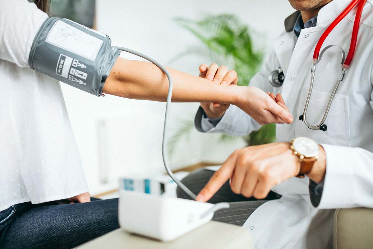 La aparición de síntomas nuevos o recurrentes no debe normalizarse: es el momento de acudir al médico. (Pixabay)