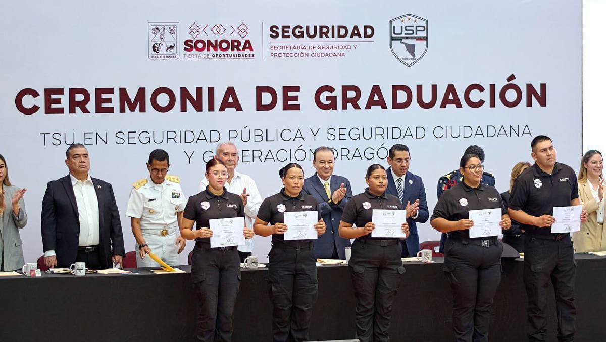 En la ceremonia de graduación se les reconoció a cinco egresados de la primera generación. | Especial