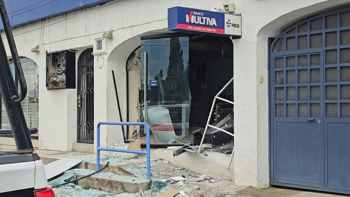 Delincuentes habrían aventado un artefacto explosivo hacia la sucursal bancaria. (Juan Carlos Munguía)