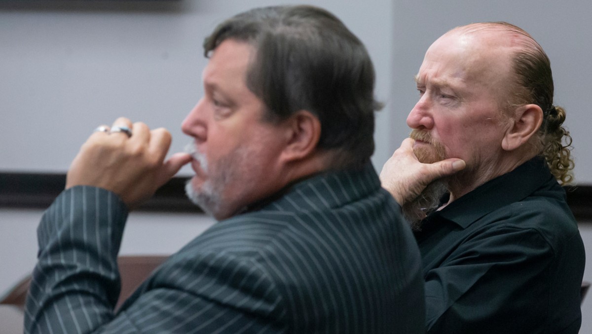Dolphs Elmore Jr junto a su abogado, William Agnew, escuchan la declaración de un testigo durante su juicio | Foto: AP