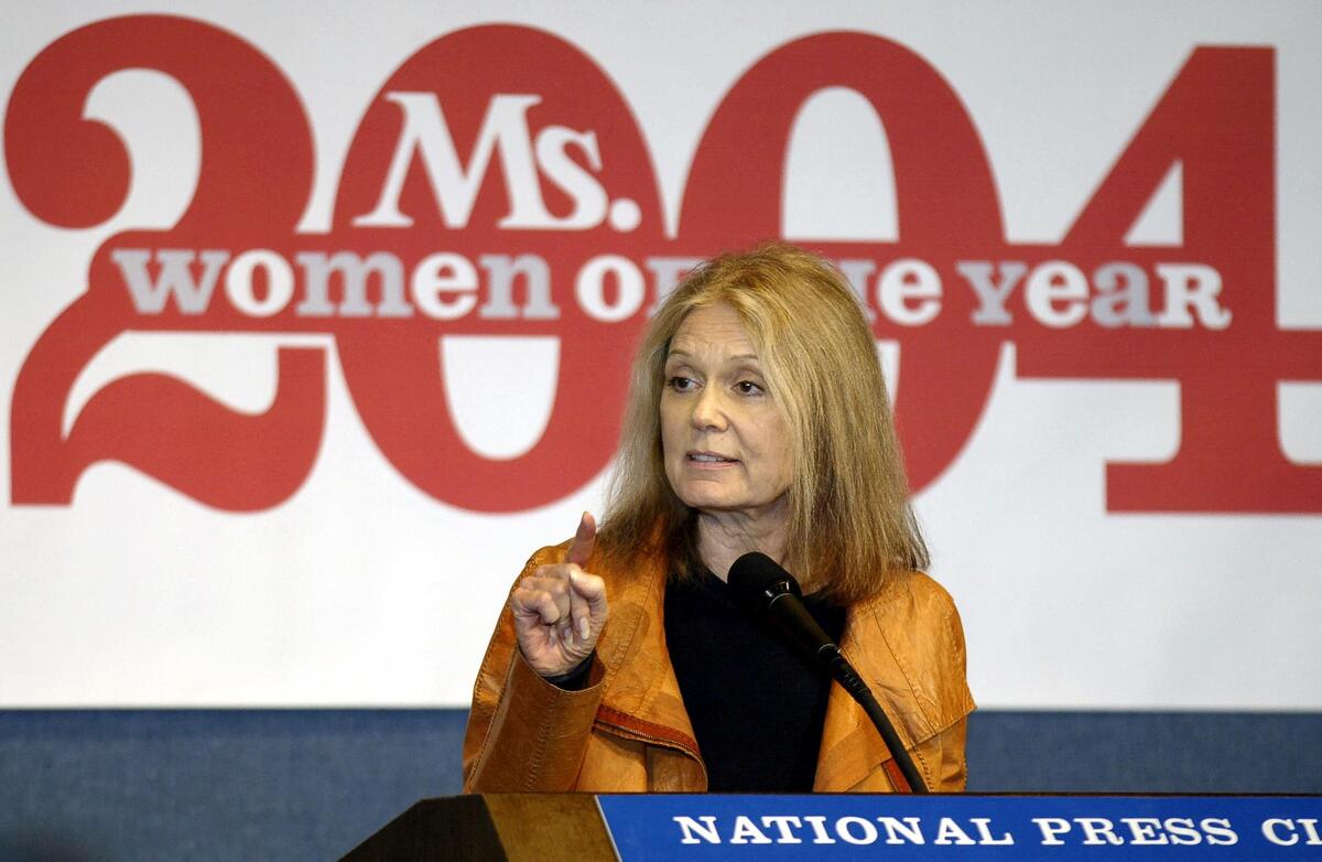 Gloria Steinem, editora cofundadora de la revista *Ms.*, pronuncia unas palabras el 6 de diciembre de 2004. | AFP