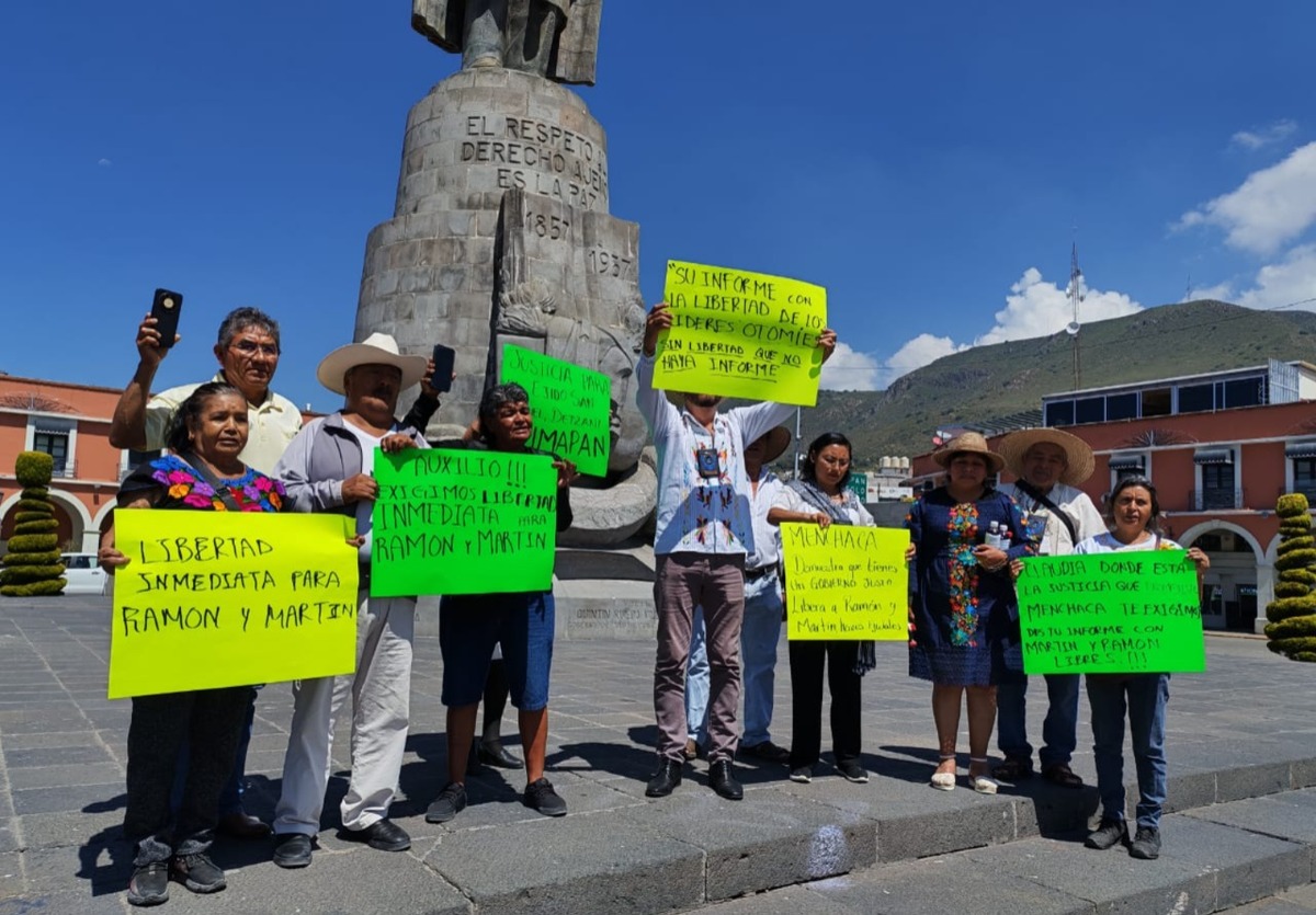 Un grupo de ejidatarios bloqueó la mañana de este jueves las instalaciones de Gobierno. (Miriam Avilés)
