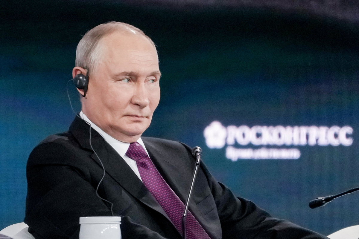 El presidente ruso, Vladímir Putin, asiste a una sesión plenaria del Foro Económico Oriental en Vladivostok, Rusia.| Reuters