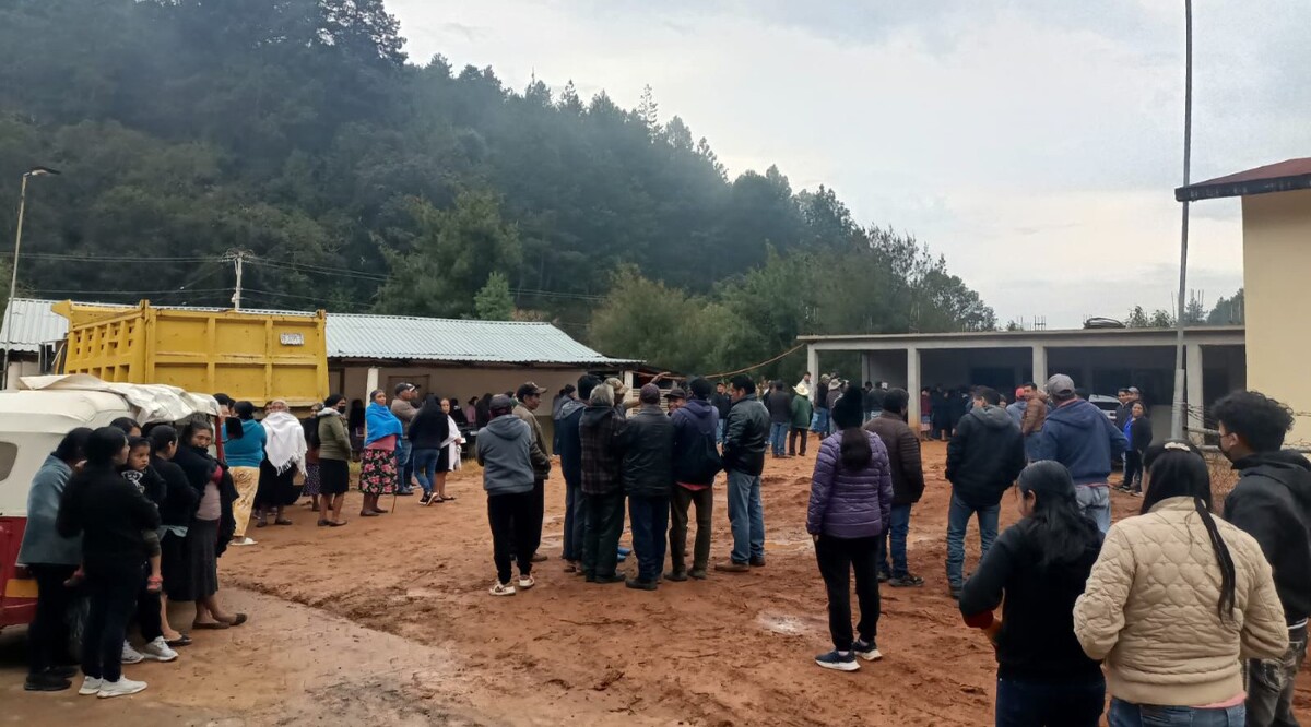 Retienen a periodista y autoridades. | Foto: Especial