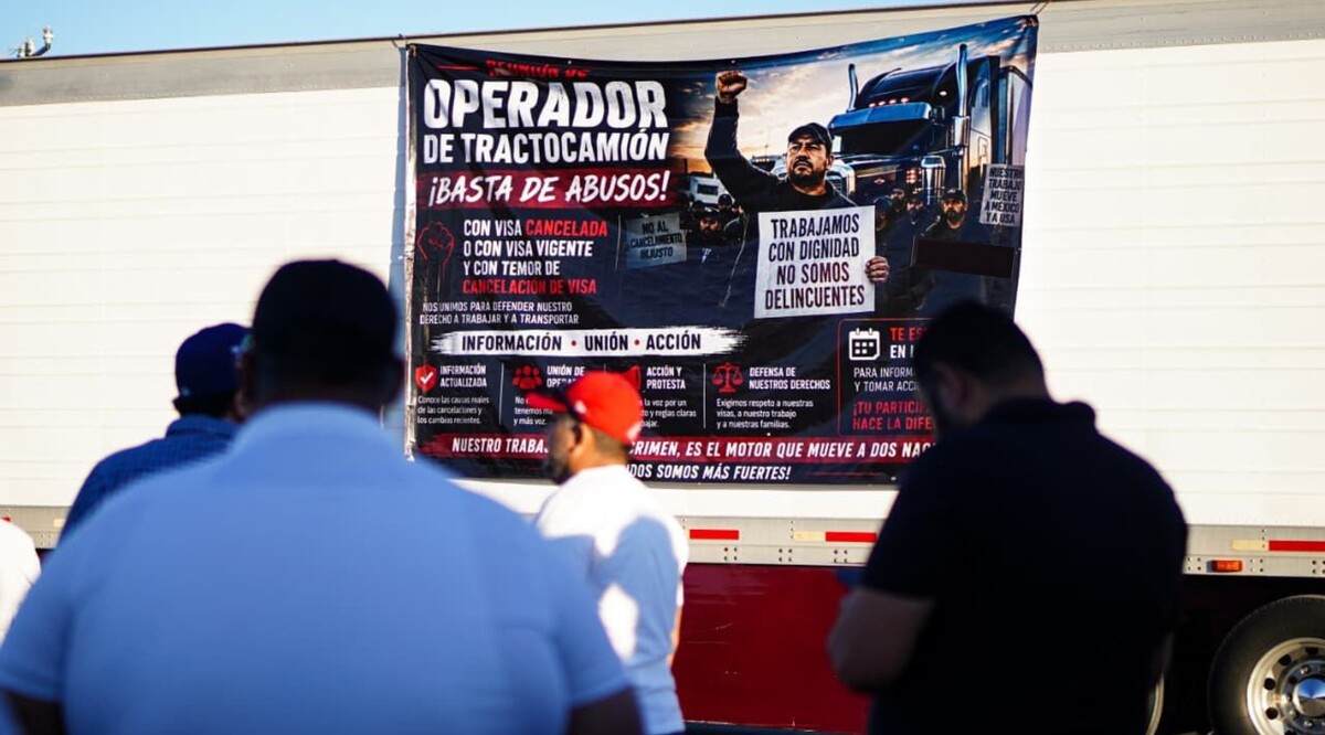 Transportistas protestan en frontera por revocación de visas. | Foto: Especial