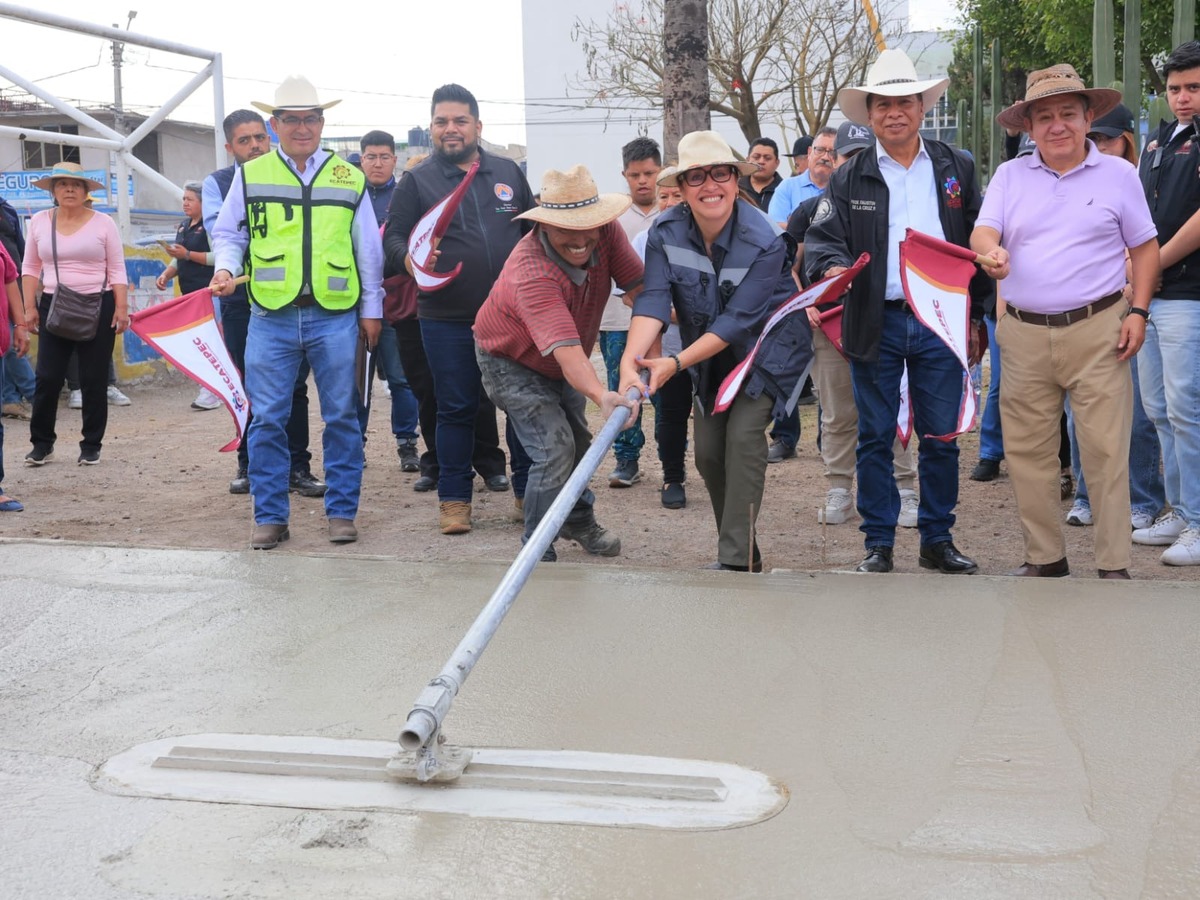 La alcaldesa de Ecatepec encabeza el arranque de obras viales y pavimentación junto a trabajadores y vecinos del municipio.| Foto: Especial