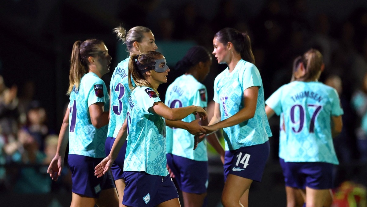Alexia Putellas celebra junto a sus compañeras del London City Lionesses durante el triunfo ante Manchester United. (Agencia Reuters)