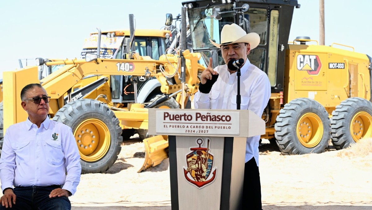 Alfonso Durazo y autoridades de la SICT dieron el banderazo de arranque a la modernización de la carretera Sonoyta-Puerto Peñasco.| Foto: Especial