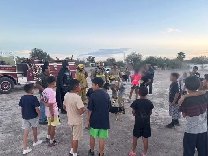 Batman y Bomberos sorprenden a cumpleañero en ejido de La Laguna. | Foto: Damién Ramírez.