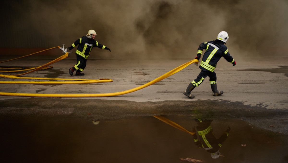 Bomberos acuden a extinguir incendio en almacén destruido por ataque ruso en Ucrania | Foto: AP