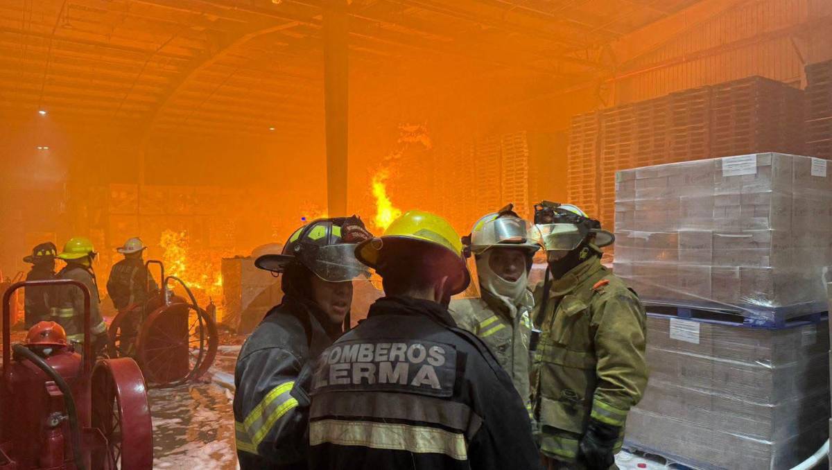 Bomberos atendieron un incendio en un parque industrial de Lerma que dejó daños materiales, sin personas heridas. | Foto: Especial