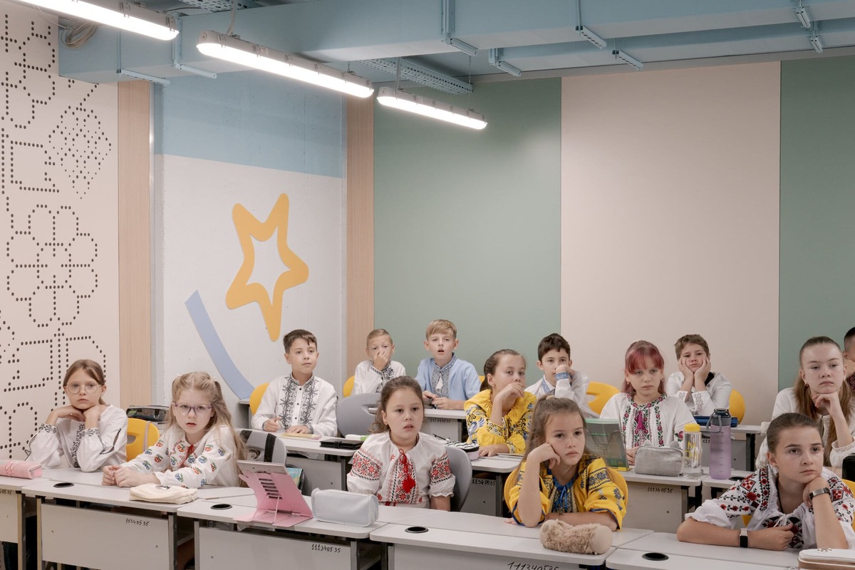 El primer día de clases en el Sichovy Collegium en Zaporiyia, Ucrania, el martes. (Jędrzej Nowicki / The New York Times)