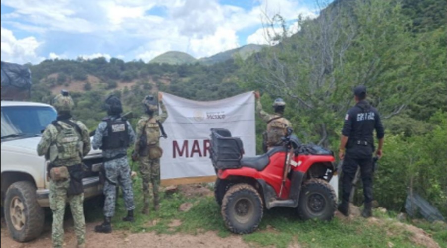 El decomiso incluyó 400 kilos de mariguana, dos armas largas, cargadores, cartuchos, un automóvil y una cuatrimoto.| Foto: Especial