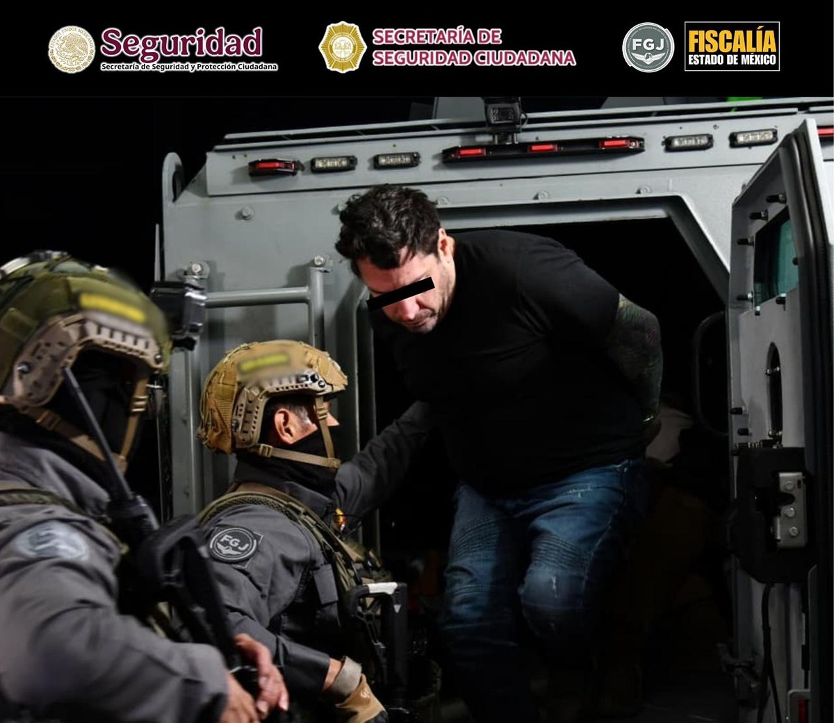 Diego 'N', detenido por el multihomicidio de Atizapán, descendiendo de una de las unidades de las autoridades. | Foto: Especial