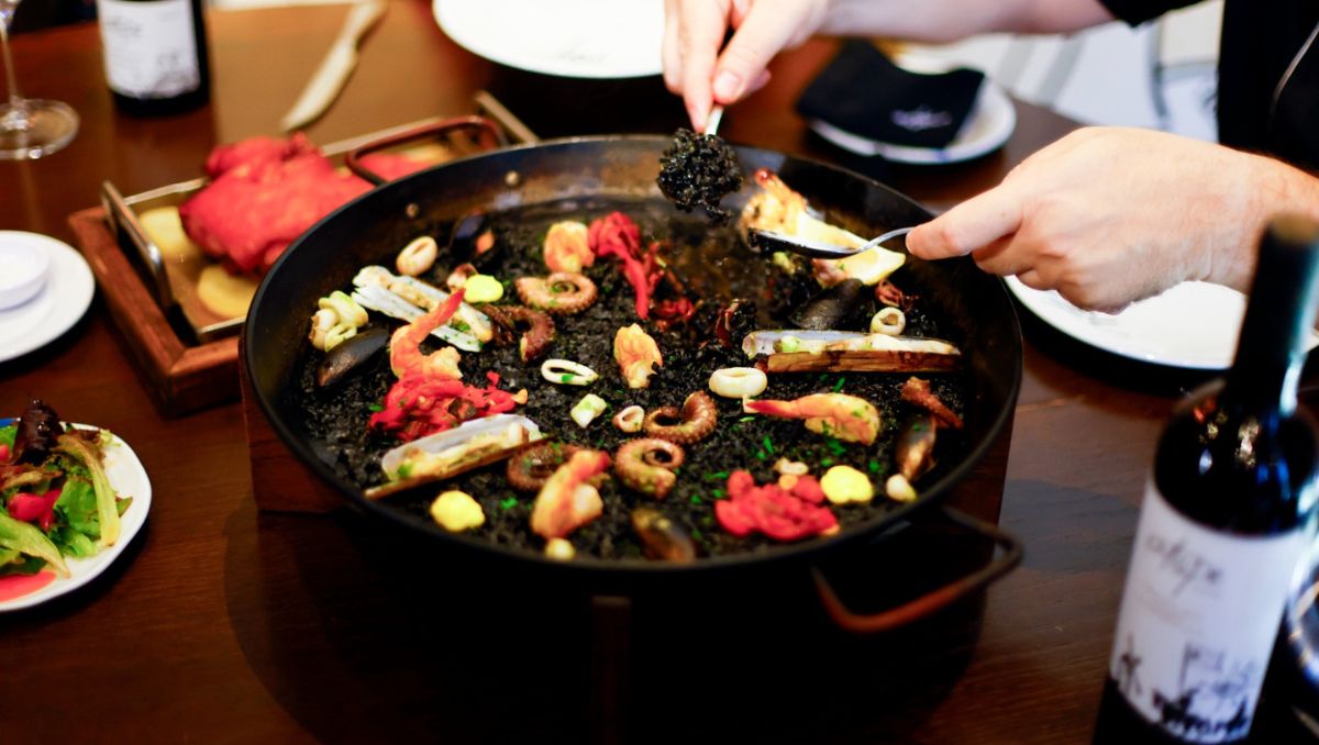 Una de las especialidades del restaurante es la Paella Negra preparada con tinta de calamar |  Jorge López