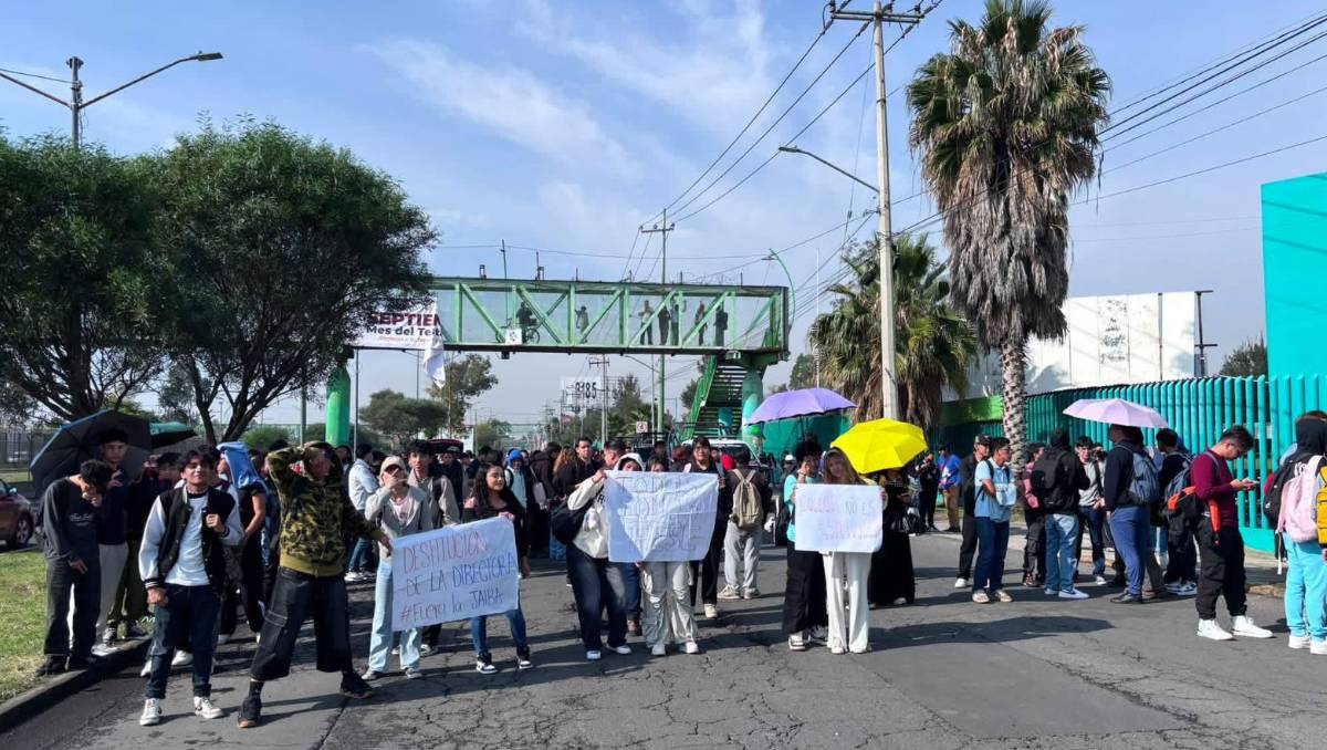 Estudiantes del TESE mantienen bloqueada Avenida Central para exigir atención a presuntas irregularidades del plantel. | Foto: Juan Camacho