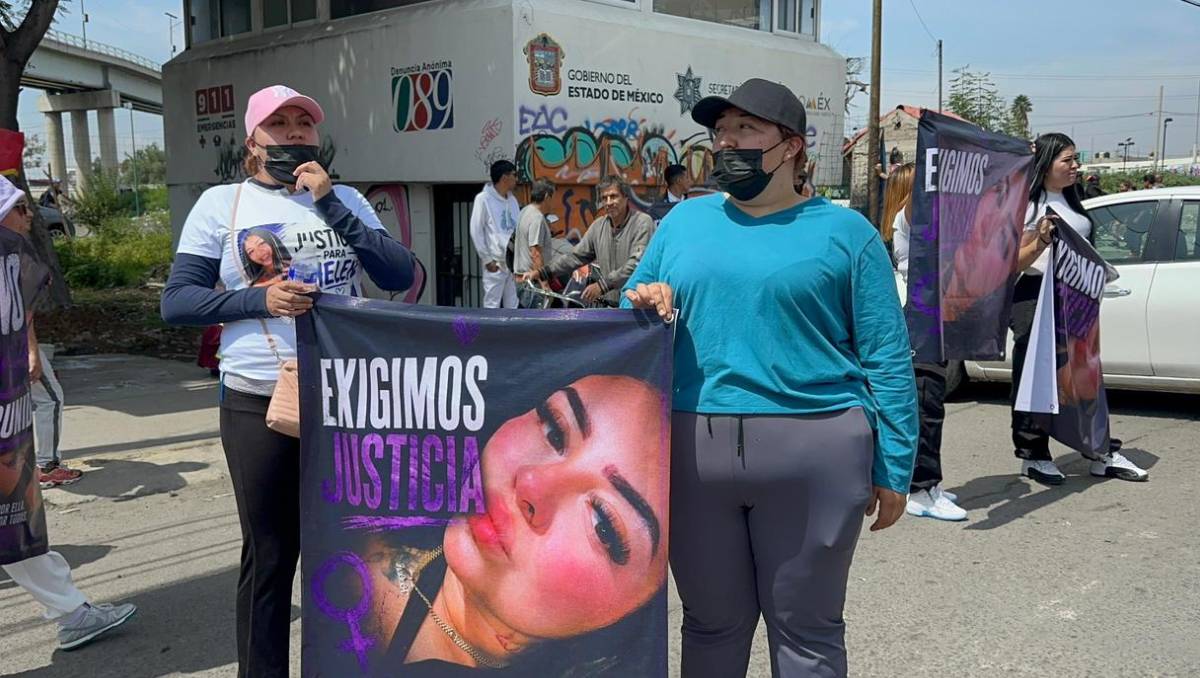 Familia de Hellen protestó frente a la FGJEM y pidió identificar y detener a los presuntos responsables. | Foto: Zuleyma García