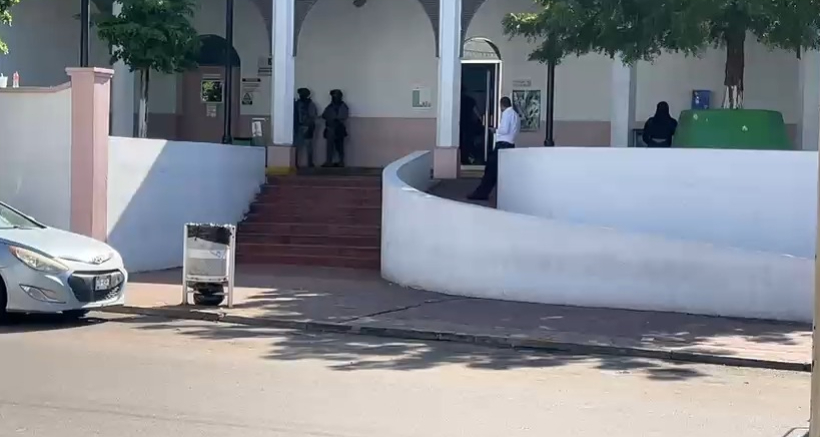 Familiares trasladaron a Manuel Enrique desde Tepuche hasta un hospital de Culiacán. | Especial