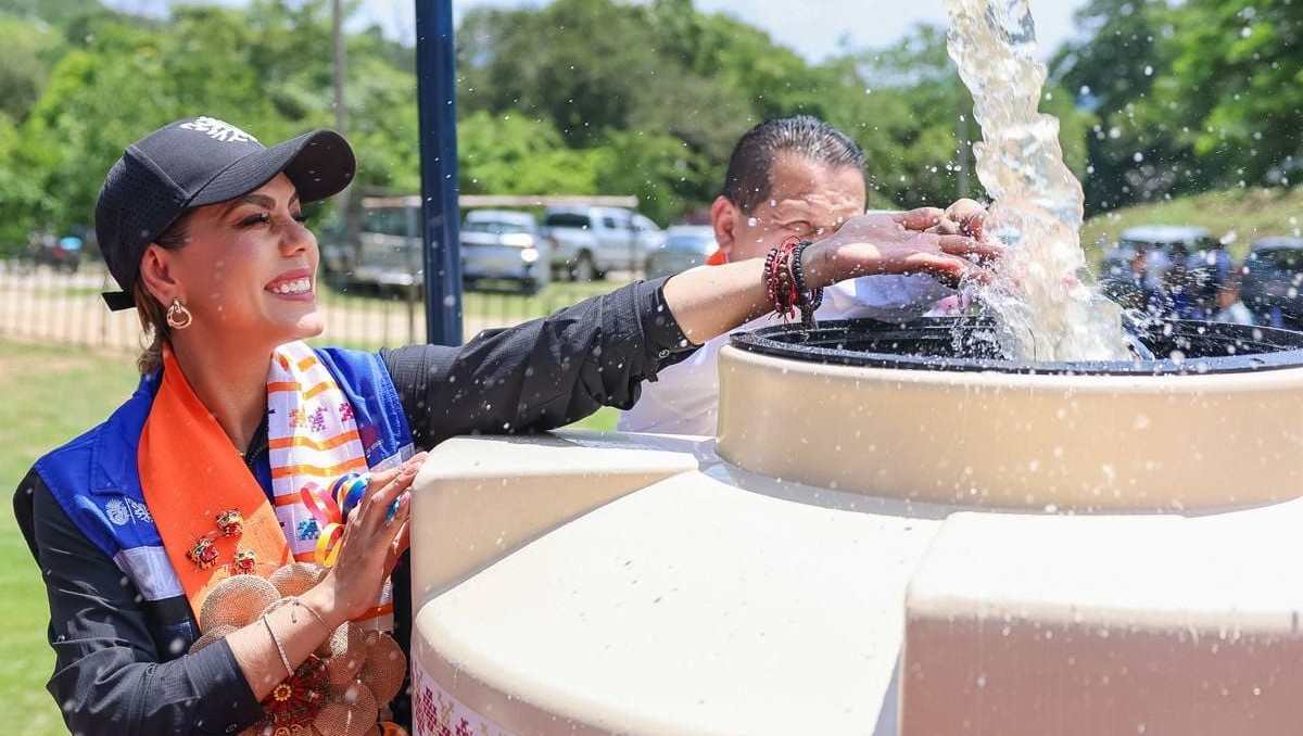 La gobernadora Evelyn Salgado encabezó la apertura de la llave que marca la rehabilitación del sistema de agua en Tierra Colorada.| Foto: Especial