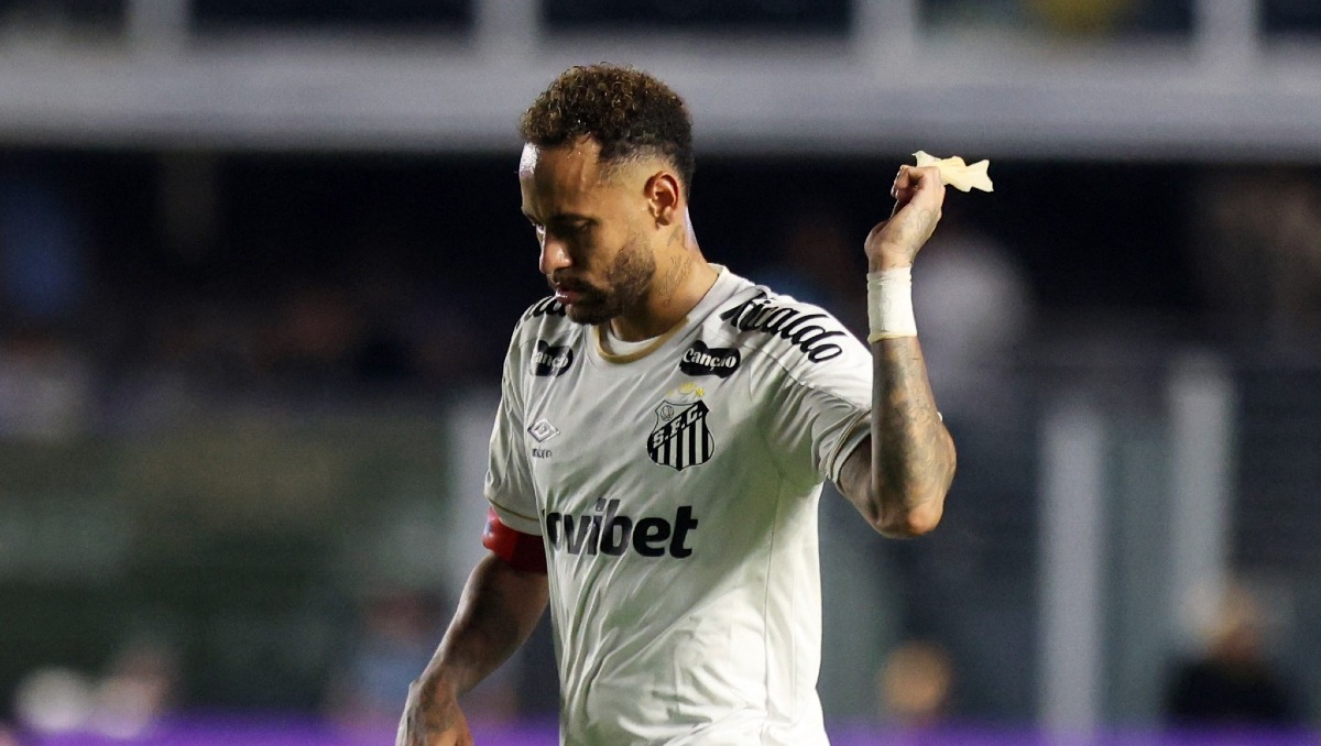 Neymar vuelve a encender las alarmas en Santos tras sufrir una lesión muscular en el muslo derecho. (Agencia Reuters)