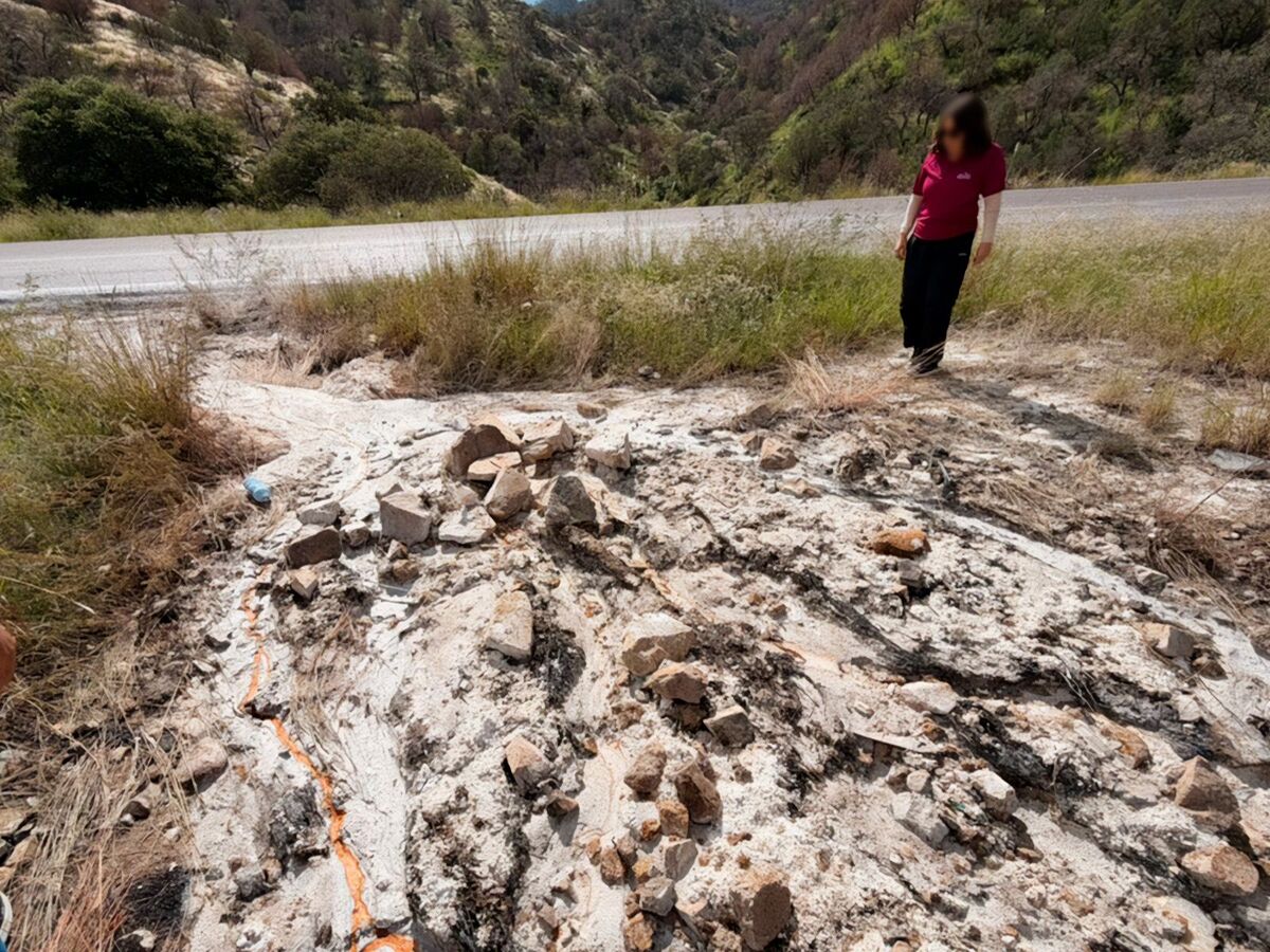 Personal especializado trabaja en la contención y neutralización del químico en el kilómetro 97 del tramo Ímuris-Cananea. | Foto: Especial