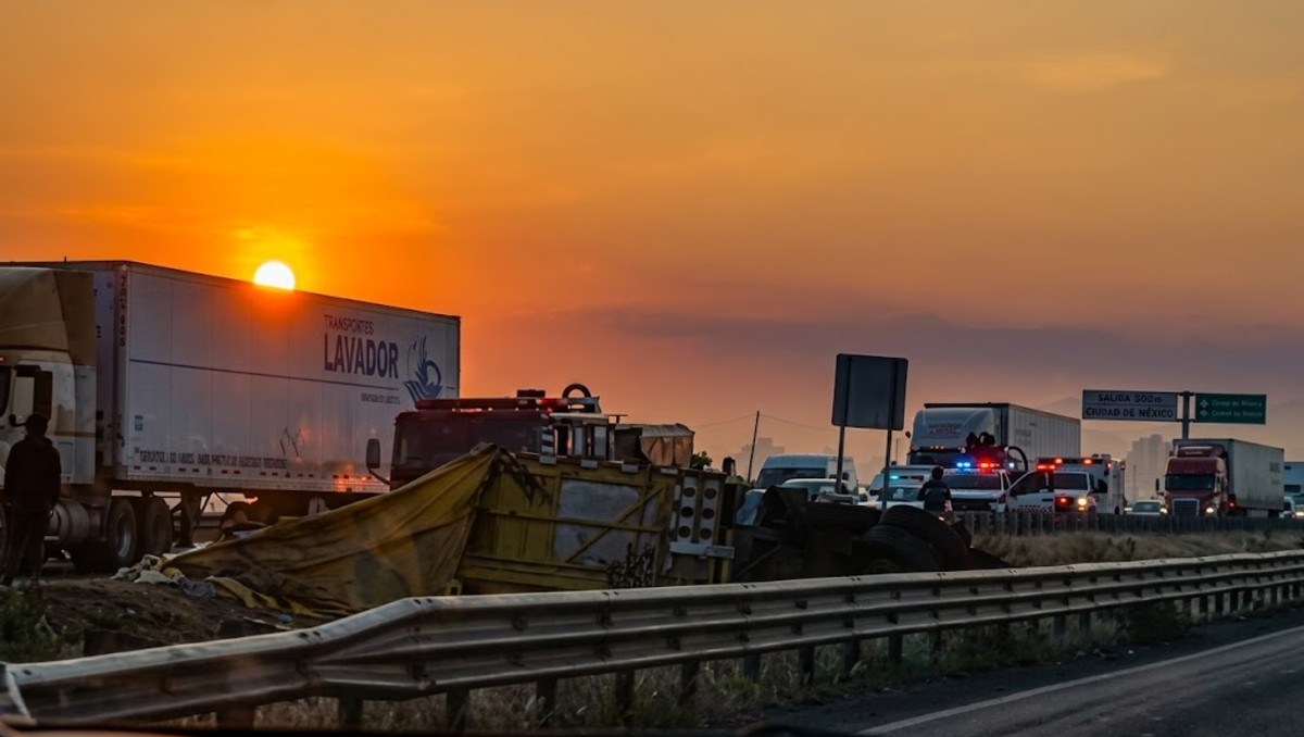 Querétaro-Irapuato: vuelca camión cargado con tomate | Redes sociales