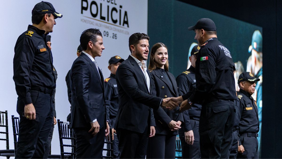 Samuel García y Mariana Rodríguez entregaron ascensos a mandos y policías en el marco del Día del Policía | Especial