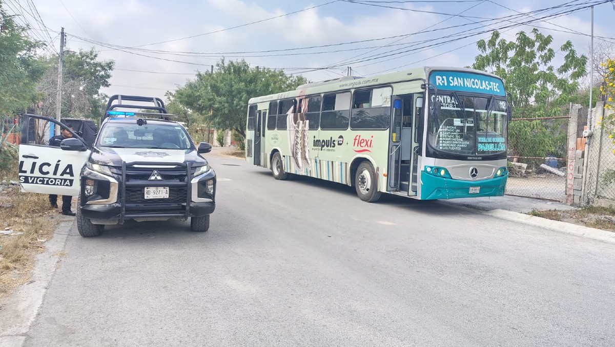 Vecinos de la colonia Emiliano Zapata reportaron que un camión del transporte público abandonado. | Agustín Martínez