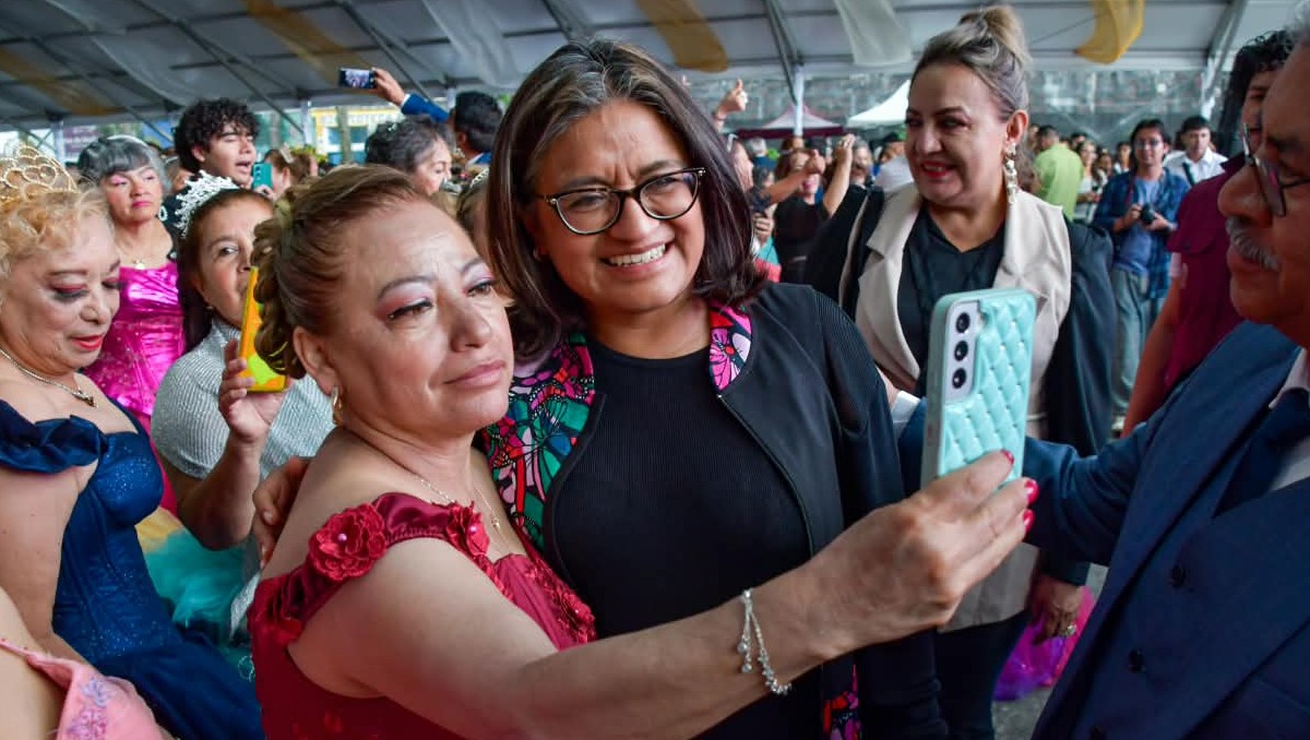 Con vestidos tradicionales y chambelanes, se llevó a cabo el festejo en el marco del Día Nacional de las Personas Adultas Mayores.| Foto:Especial