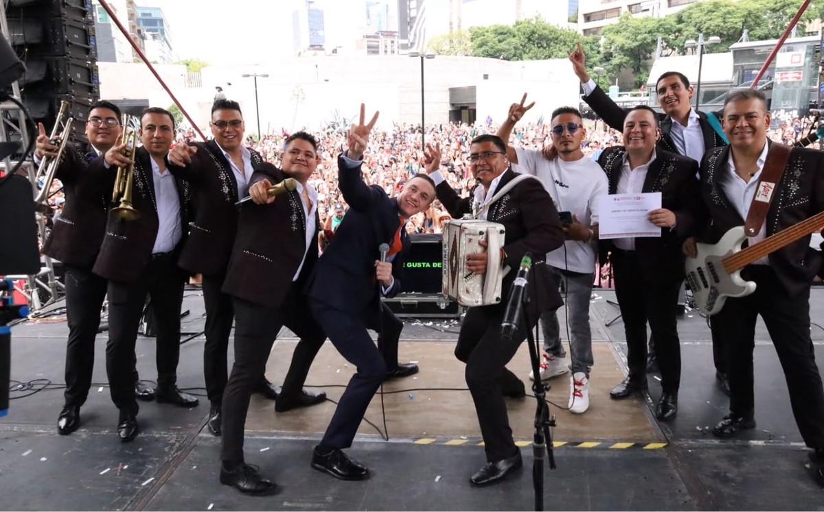 Adrián Rubalcava celebra el aniversario del Metro de la Ciudad de México. | Foto: Especial