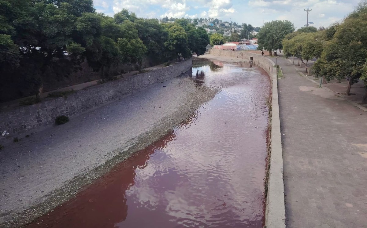 No es la primera vez que el agua del río Zahuapan corre por el cauce teñida de rojo. | Foto: Ana Laura Vásquez