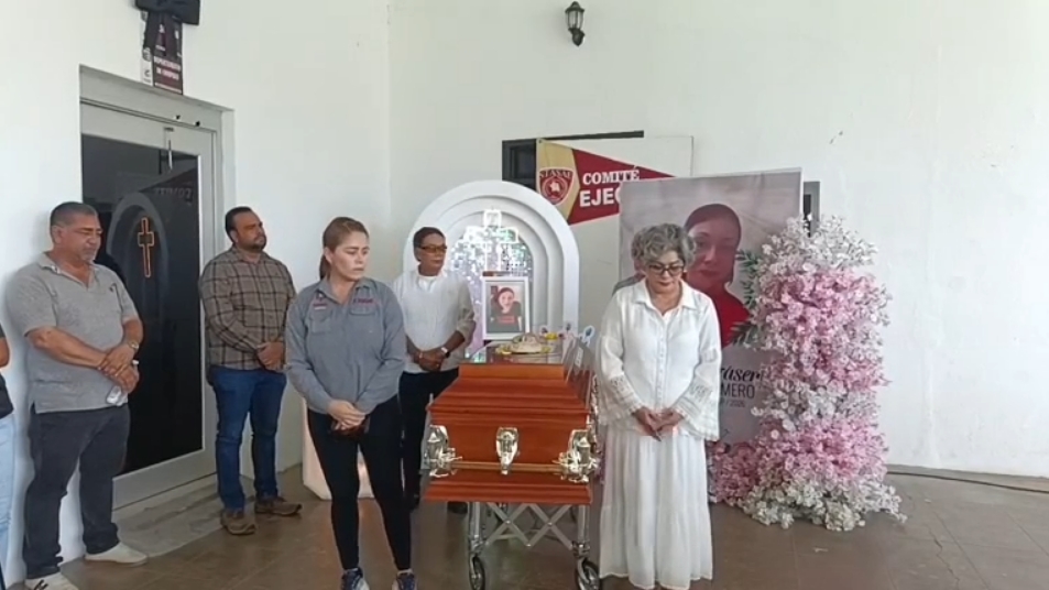 Compañeros del Ayuntamiento de Escuinapa rindieron un homenaje póstumo a Carolina Beltrán tras el ataque. | Foto: Especial