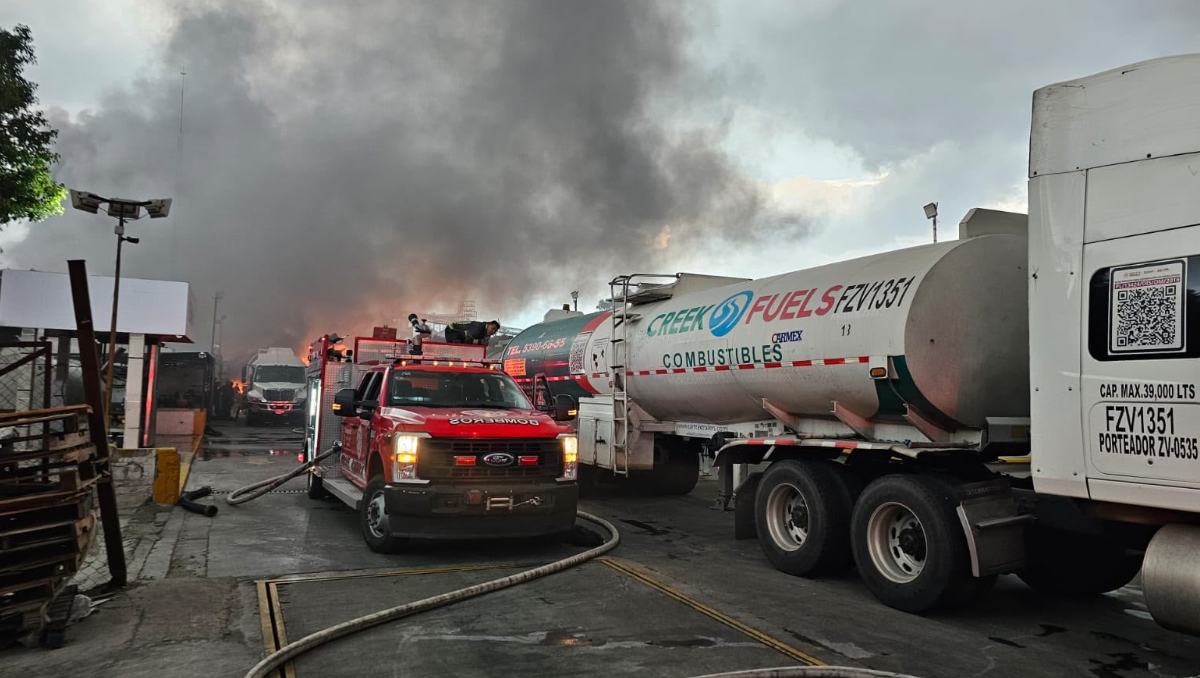 El fuego se registró en una empresa de la colonia Centro Industrial de Tlalnepantla, sobre la calle Tenayuca. | Foto: Especial