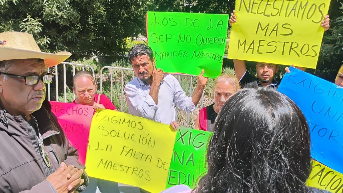 Habitantes de Luvianos protestaron para exigir a Delfina Gómez docentes y mejores condiciones en sus escuelas. | Foto: Alondra Ávila