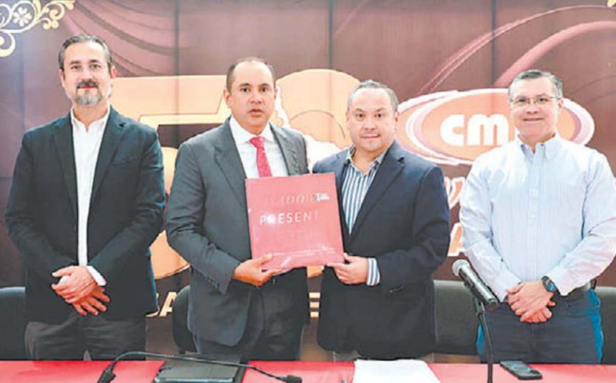 Representantes del sector de la construcción entregaron un reconocimiento al funcionario. CORTESÍA FINANZAS ESTATAL
