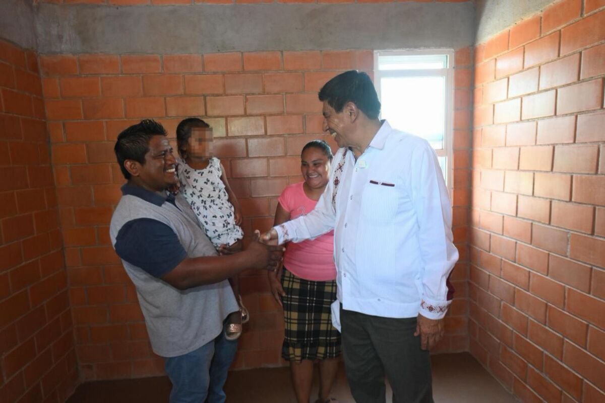 Salomón Jara cumple con la entrega de viviendas. | Especial