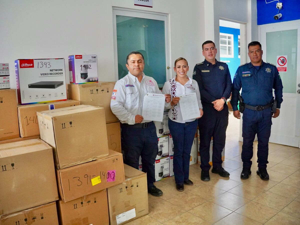 Tania Valdez realizó la entrega de 20 kits de cámaras de videovigilancia. (Cortesía)
