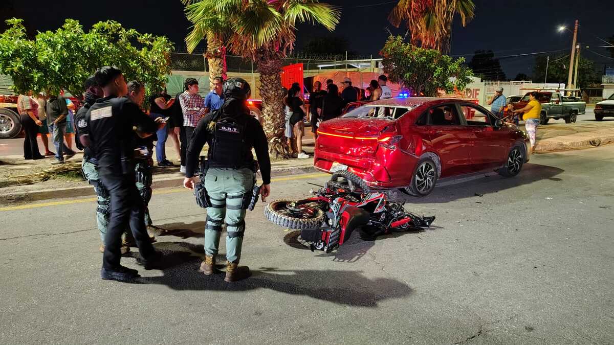 En Torreón, motociclista choca y resulta con graves lesiones. | Foto: Milenio Policía.