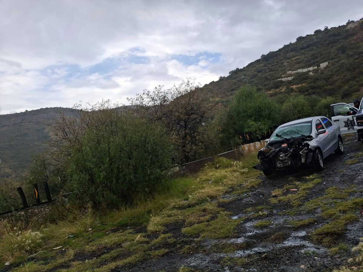 Accidente deja dos lesionados y provoca cierre parcial del Corredor de la Montaña. (Cortesía)