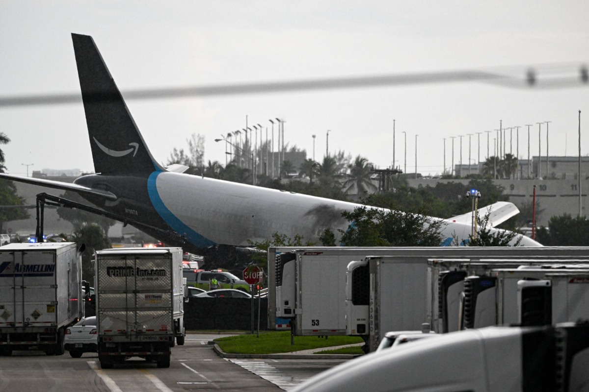 Avión de carga se sale de la pista en Miami e impacta vehículos. | AFP