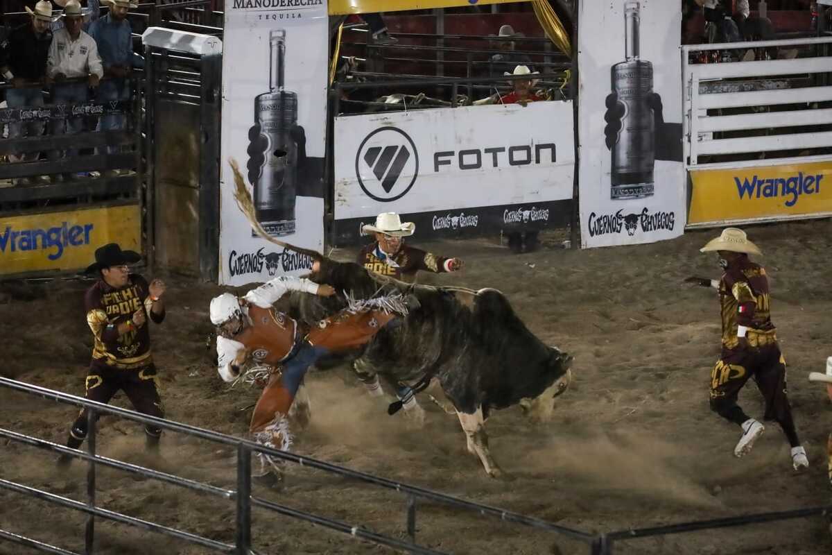 El jinete conquistó el primer lugar en la competencia de rodeo celebrada en la Feria de Torreón.| Verónica Rivera.
