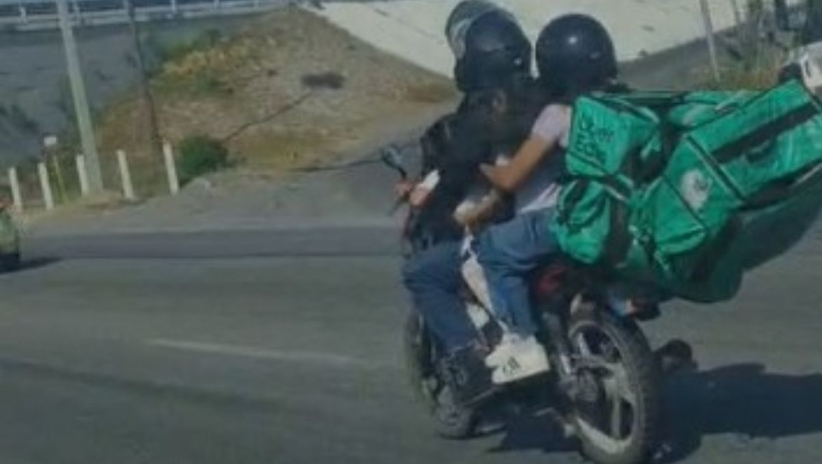 Se observa a dos adultos y dos niñas en la motocicleta. Foto: Especial