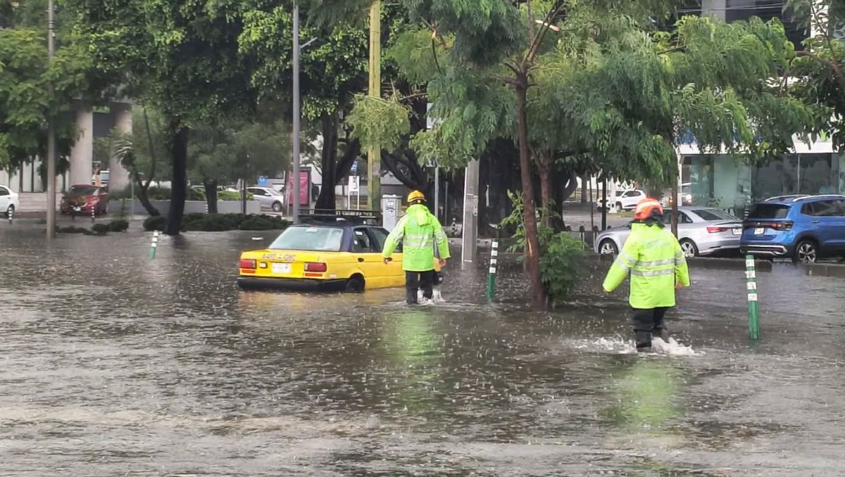 La Perla Tapatía sufrió una fuerte tormenta la tarde de este domingo (facebook.com/ProteccionCivilGDL)